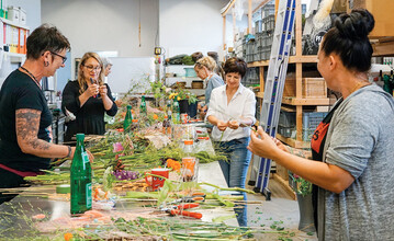 3) Seit Mai bietet Kerstin Niebling Seminare nicht nur inhouse an (Foto), sondern auch etwas außerhalb von Kassel in ihrer neuen Werkstatt. Damit möchte sie auch Endkunden wieder mehr an sich binden, weil ihr „die Branche aktuell wenig Luft zum Atmen lässt“, wie sie sagt.