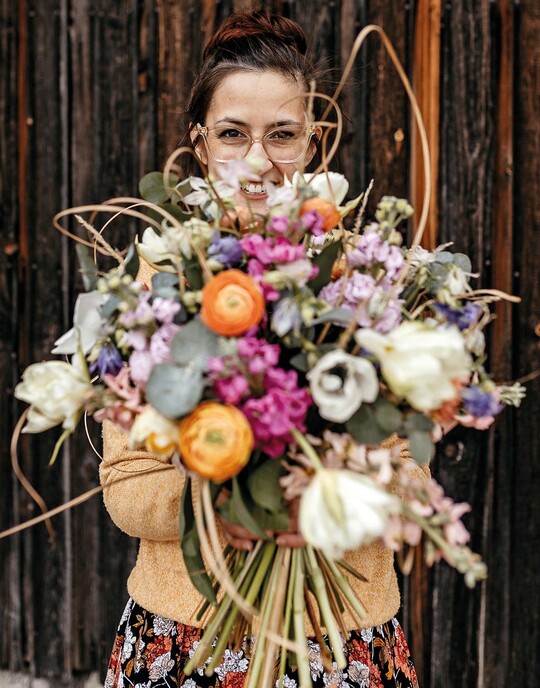 Derya Bayram absolvierte ihre Ausbildung in Nebringen, einem Teilort von Gufelden, sdlich von Herrenberg in Baden-Wrttemberg. Schon whrend der Ausbildung merkte sie, dass sie auf Dauer nicht als Floristin in einem Blumengeschft arbeiten mchte. Sie besuchte die Meisterschule in Straubing, wurde Hotelfloristin und ist inzwischen selbststndig mit Greensoul Floraldesign. Ihre Floristik steht unter dem Motto Grn. Vielfltig. Bunt!.