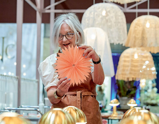 Inspiration aus Skandinavien: Die Schnheit liegt im Unperfekten, sagen Trendscouts der dnischen Messe Formland. Weiterhin relevant bleibt sichtbare Handwerkskunst, vor allem bei Keramik und Glas, und Formen, die eine gewisse Rohheit ausstrahlen. Bei einem breiten Spektrum an Trends bilden die Bereiche gedeckter Tisch, Outdooraccessoires und Produkte mit Fokus auf physischer und mentaler Gesundheit den Kern der Trendareale. Auf rund 300 m Sonderflche in Halle D geht es unter dem Motto New Era  A life balance um die Vereinbarung von Chaos und Ruhe als Schlssel zur Balance. Das tgliche Programm umfasst Vortrge und Diskussionsrunden, unter anderem zu hospitality & sustainability (Gastlichkeit & Nachhaltigkeit) und retail & fun (Handel & Spa). Die Messe gibt vom 4. bis 6. Februar 2024 wieder zahlreiche Impulse auf Sonderflchen und in verschiedenen Foren. Fr Workshops, etwa mit dem Eckmann Studio Copenhagen zum Thema The Mind, Body & Soul Retreat, ist eine Anmeldung ntig.