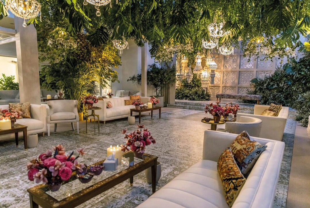 2) Aktuell sehr beliebt: Pflanzen an der Decke und in Gängen. Die Fotos zeigen „grüne Oasen“ in einem Zelt, das für eine Hochzeit in Kuwait aufgebaut wurde.