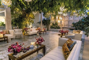 2) Aktuell sehr beliebt: Pflanzen an der Decke und in Gngen. Die Fotos zeigen grne Oasen in einem Zelt, das fr eine Hochzeit in Kuwait aufgebaut wurde.