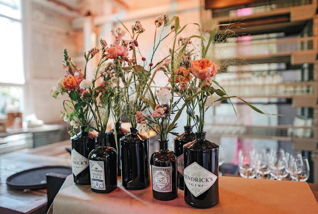 Thekenschmuck für eine Hochzeit. Beim Einkauf der Blumen achtet Derya Bayram auf die Herkunft, bei der Gestaltung auf einen natürlichen Ausdruck.
