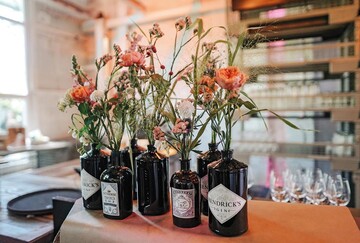 Thekenschmuck fr eine Hochzeit. Beim Einkauf der Blumen achtet Derya Bayram auf die Herkunft, bei der Gestaltung auf einen natrlichen Ausdruck.