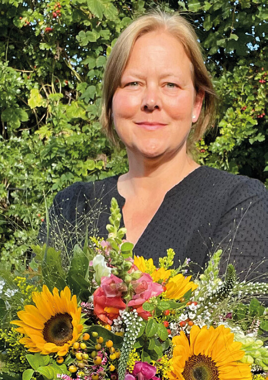 1) Heike Peters ist Grtnermeisterin und arbeitet leidenschaftlich gern mit Blumen und Pflanzen. Diese Leidenschaft teilt sie mit ihrer groen Fangemeinde auf Instagram