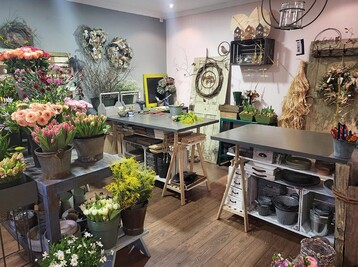 Rosen aus Ecuador mssen nicht immer sein. Generell gibt es auerhalb der Sommermonate nur wenige Rosen im Blattwerk, weil Rosen aus Holland auch nicht nachhaltiger sind. Wnscht sich ein Kunde einen groen Rosenstrau, rt die Floristmeisterin stattdessen zu einem Blumenabo, weil die Beschenkte dann langfristig etwas davon hat und wiederkommt.