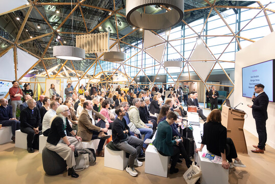 Expertenwissen trifft auf Networking: Fnf Academies bieten exklusive Einblicke in die Themen, die die Branche bewegen und Mglichkeiten, sich zu vernetzen. 