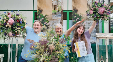 Die jubelnden Siegerinnen (v.l.) mit ihren Sträußen: Betty Leuteritz, Blumen Mende in Dresden (2. Platz), die Gewinnerin Christina Eichler, FleuraMetz, und Angelina Rivero, Gärtnerei Gruschwitz in Neustadt/Saale (3.Platz).
