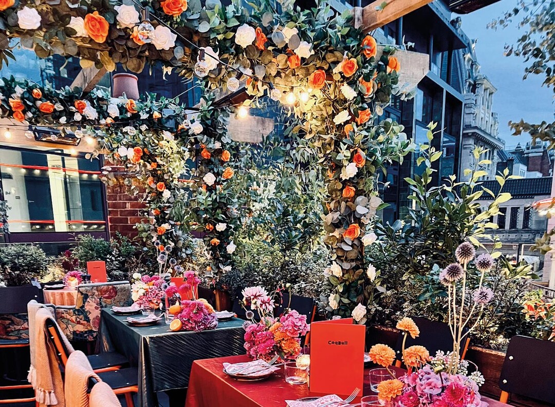 So farbenfroh wie das Leben: Fr ein Geburtstagsfest auf einer Dachterrasse wurden alle Tische in einer anderen Farbe eingedeckt. Geschmckt sind die Tische mit aufgelockerten Gestecken, gewhlt wurden gemischte saisonale Blumen aus lokalem Anbau. Da das Wetter in England oft regnerisch und wechselhaft ist, braucht man immer einen Plan B fr Feiern unter freiem Himmel.