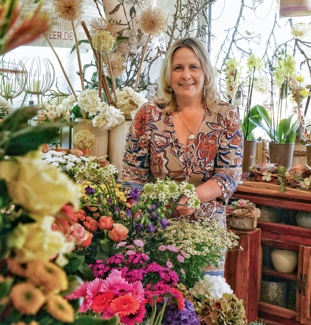 1) Beim Wettbewerb MDR Garten-Florist 2023 haben viele Freunde die Daumen gedrckt, fr Claire Zeidler gevotet und dafr gesorgt, dass erstmals eine Floristin aus Sachsen den beliebten Wettstreit gewinnt. Zuletzt war sie im November mit Weihnachtsfloristik zu Gast im Fernsehen. 173.000 Zuschauer haben die Sendung linear gesehen. Was selbst Claire Zeidler bei aller Medienprsenz berrascht hat. Ich bekam Anrufe von Menschen, die ich seit vielen Jahren nicht mehr gesehen und gehrt hatte. Allein dafr hat sich der Aufwand gelohnt.