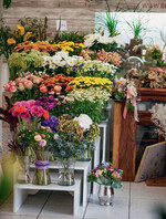 4) Die sehr präsente Menge an Blumen im Geschäft hinterlässt Eindruck. Schnittblumen machen rund 70 bis 80 % aus, der Rest verteilt sich auf Zimmerpflanzen. <br>