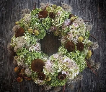 Gewinnerin der aktuellen #florierenchallenge ist Nicole Wollanka, die im Blumenwerk Neudenau (
<a href="andreas.frank.313" target="_blank" >@andreas.frank.313</a>
) diesen Kranz gefertigt hat.