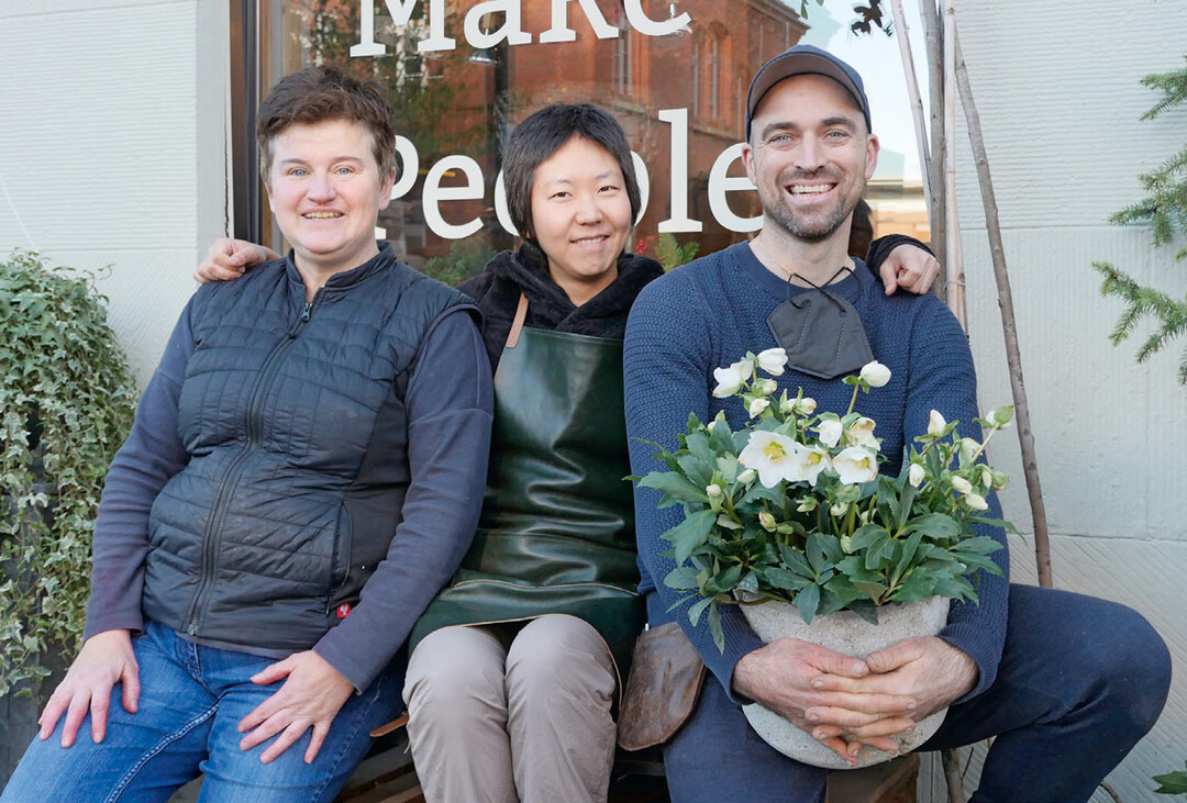 Michael Frings ist Fernsehflorist, früher beim WDR in der Sendung „Hier und Heute“, heute beim ZDF in „Volle Kanne“. Er wirkt privat wie im TV locker und entspannt. Das „Du“ ist im Mitarbeiter- und Kundenkreis üblich. Michael Frings beschäftigt derzeit ein neunköpfiges Team, darunter
Astrid Franke als ausgebildete Floristin (links) und Yeo Jin Choi als Auszubildende. Sie werden unterstützt von weiteren Floristen und einer ganzen Reihe an Teilzeitkräften. Eine Mitarbeiterin auf Teilzeitbasis ist ausschließlich für Social Media eingestellt. Die komplette Büroarbeit übernimmt Michael Frings Ehefrau Mona.