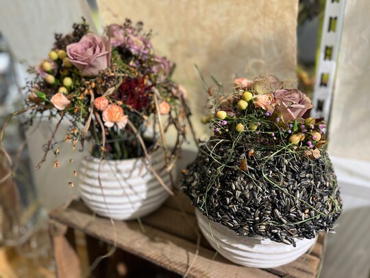 Die Sonnenblumenkerne bilden die passende Form fr die Bltenfllung, so wird aus einem handelsblichen Gef eine neue und interessante Interpretation.