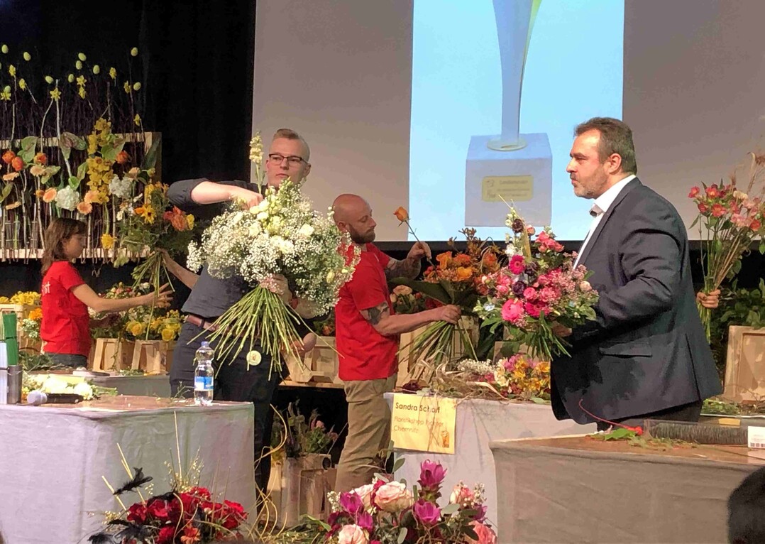 Am Schaubinden beteiligte sich auch Heiko Steudtner. Das Versteigern der Strue bernahm Andreas Richter (rechts).