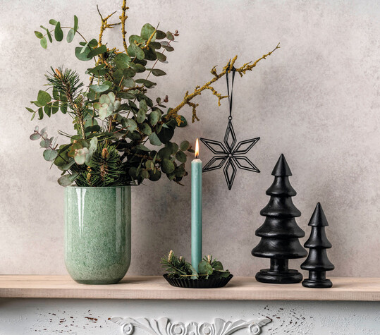 Schwarz, Grn, Natur: Opiflor, Giebelstadt, sieht zu Weihnachten einen minimalistischen, reduzierten Look, der mal im Scandi-Style prsentiert wird und mal von Naturtnen lebt. Aber nicht nur im Advent bilden Schwarz/Wei oder Naturtne die Basis fr die Kombination mit verschiedenen Farbtnen. Das Team von Opiflor hat insgesamt sieben Trendthemen fr die zweite Jahreshlfte herausgearbeitet. Groes Interesse erwartet man vor allem am Thema Schwarz mit Grnnuancen als Ausgangspunkt fr eine elegante und moderne Atmosphre.
