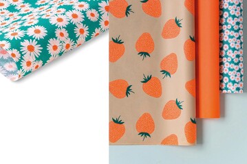 Gute Laune: Das niederlndische House of Products bietet eine groe Auswahl an Verpackungsmaterialien an: Kraft- oder Zuckerrohrpapier auf Rollen, Geschenktten und -boxen, Seidenpapiere, Sticker, gemustertes Klebeband und Geschenkband, und fr die Verarbeitung Tacker, Klebebandspender und Rollenhalter. Beim Basic-Papier-Programm auf 150-m-Rollen in 30, 50 und 70 cm Breite sowie den Seidenpapier- Bgen fallen aktuell vor allem Fluor-Farben und frische Prints auf. www.houseofproducts.com