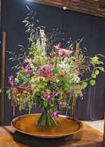 1) Sträuße: Die Aufgabe, einen Strauß zu gestalten, der „wie ein getragener Garten“ aussieht, entspricht dem Wunsch vieler Kunden nach naturinspirierten Werkstücken. An den präsentierten Sträußen wird aber auch klar, wie verschieden die Vorstellungen von einem „getragenen Garten“ sind.