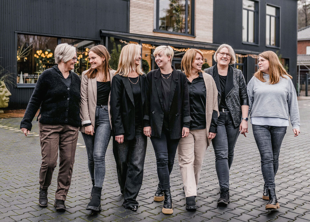 4) Mit der Vergrößerung der Ladenfläche wuchs auch das Team des Blumen-Ateliers