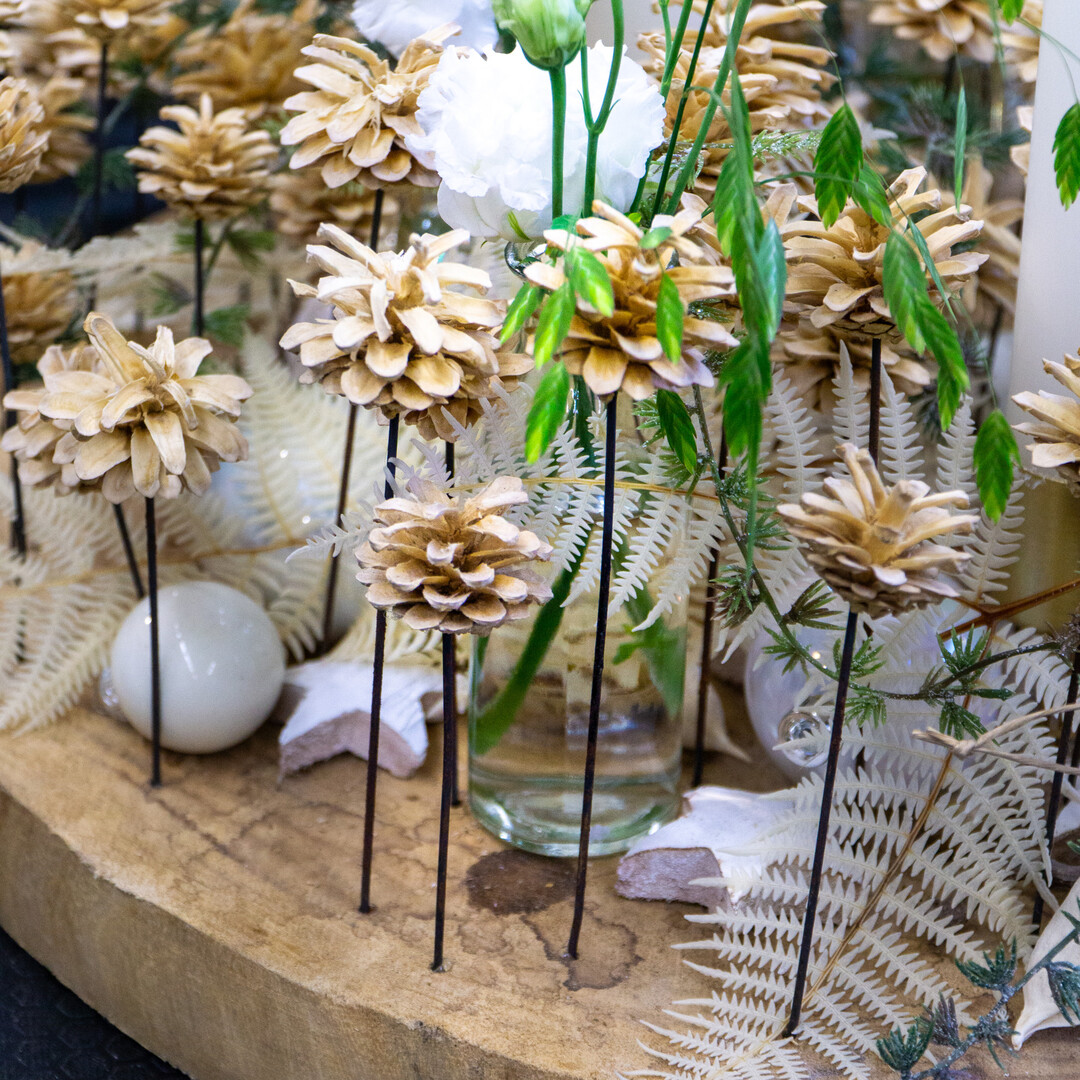 Fische Blumen werden in kleinen Vasen zwischen den Zapfen platziert. Die Vasen knnen immer wieder neu bestckt werden.