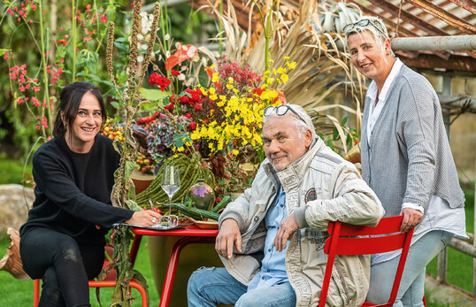 Die Autoren: florist-fachbuch.de von Uta Lorenz, Claudia Tadema und Dieter Holzschuh umfasst 14 Kapitel mit vielen Unterkapiteln. Die Fachleute sind oder waren Lehrer/-innen an der Berufsschule oder Meisterschule und wollen mit dem Online-Buch zur Auseinandersetzung mit Gestaltung anregen. Denn wer die Grundlagen beherrscht, sieht die Zusammenhnge und kann Gestaltung begrnden und umsetzen.