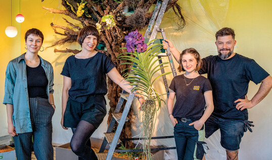 Die Orchideenbume wurden von Susanne Schmitt (2. v.l.) in mehreren Tagen mit ihrem Team gestaltet (v.l.): Ada Gser, Aleyna Geyik und Tino Hoogterp sowie Jule Kaufhold (nicht auf dem Foto).