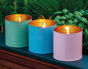 Bunte Blechdosen: 2020 bernahm der dnische Kerzenhersteller Kunstindustrien das Label Living by Heart und erweiterte seine Produktpalette um dunkle Outdoorkerzen in Blechdosen. Sie sind in 15 Farben lieferbar, darunter neu Moss Green und Beige, und knnen um Erdspiee in unterschiedlichen Lngen ergnzt werden. Passend zu den handgearbeiteten Altarkerzen fr den Auenbereich bietet das Unternehmen unterschiedliche F.e aus schwerem Metall an. 
www.kunstindustrien.dk