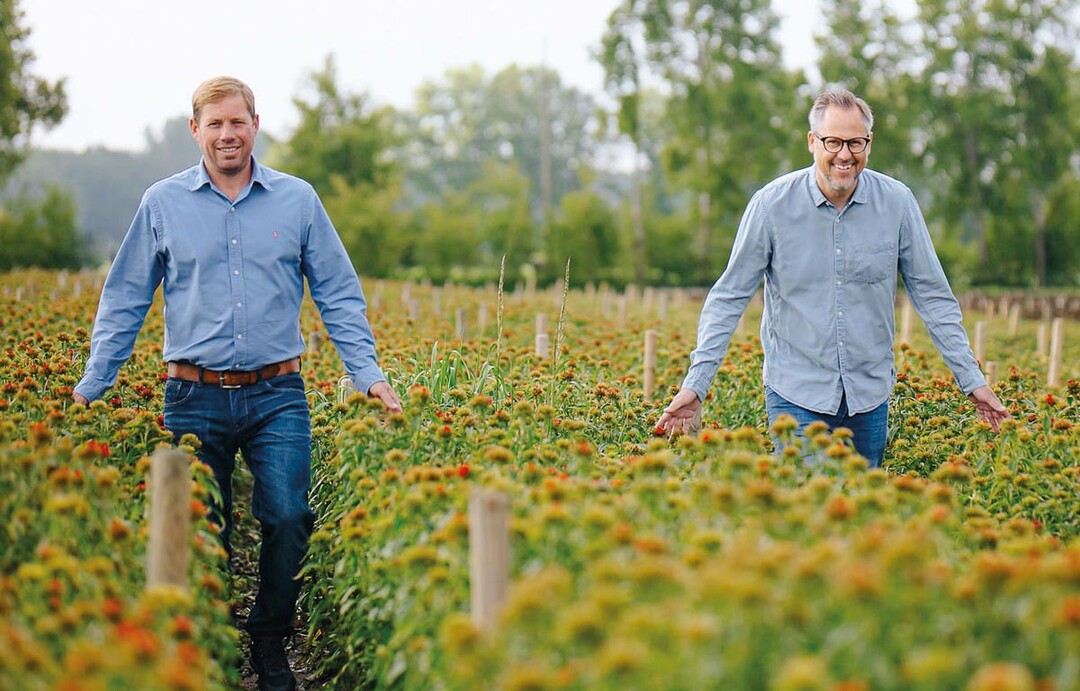 Für Philipp Lahman (rechts) und Martin Grutsch beginnt die Saison im Mai. Philipp Lahman ist der Kaufmännische Leiter von Grutsch Gartenbau in Waltrop. Der Betrieb produziert nachhaltige Schnittblumen mit Blühstreifen zwischen den Feldern.