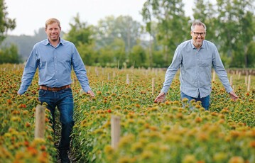 Fr Philipp Lahman (rechts) und Martin Grutsch beginnt die Saison im Mai. Philipp Lahman ist der Kaufmnnische Leiter von Grutsch Gartenbau in Waltrop. Der Betrieb produziert nachhaltige Schnittblumen mit Blhstreifen zwischen den Feldern.