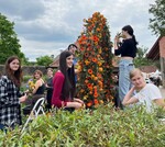 Das Gestell des Bogens besteht aus Edelstahl und wurde mit Steckschaum versehen. Darauf wurden Efeuranken, rund 500 Rosen von Omniflora und eine Vielzahl anderer Blumen der Firma van Duyn Blumen und Pflanzenexport fixiert.