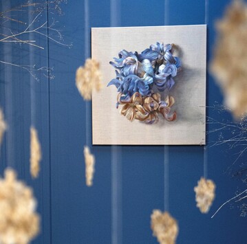Im grten Ausstellungsraum kommunizierten Naturkunst- Objekte aus verschiedenen Sichtachsen mit dem Gemlde Hyazinthenball von Marieluise Bantel. Fr die Knstlerin sind Blten dann am schnsten, wenn sie deutliche Spuren des Vergehens zeigen. Das bedeutet, dass sie ihre Blten akribisch beobachten muss, um den idealen Moment der sich abzeichnenden Vergnglichkeit einzufangen.