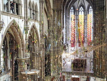 4) In der neugotischen Kirche finden sich viele Darstellungen von Pflanzen und Blten, als Ursymbol fr die Schnheit der Schpfung. 