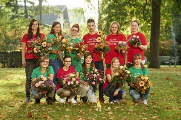 Die glcklichen elf Azubis mit ihren Herbststruen fr fleurop.de