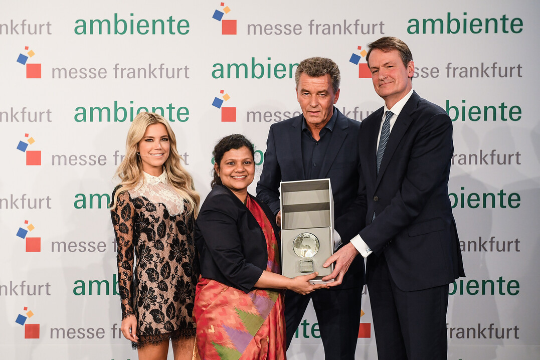 Übergabe des Partnerlandglobus an Indien vlnr: Sylvie Meis, Pratibha Parkar, Detlef Braun, Wepke Kingma