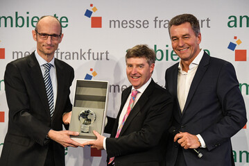 Antonius Lansink, Generalkonsul der Niederlande, nimmt den Partnerland-Globus von Grobritanniens Botschaftsrat Tony Sims OBE und Detlef Braun, Geschftsfhrer Messe Frankfurt GmbH entgegen (vlnr)