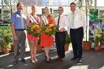 Feierlich wird das Amt an die Deutsche Blumenfee 2013/14 übergeben. (v.l.n.r.) Staatssekre-tär Dr. Robert Kloos (BMELV), Deutsche Blumenfee 2012/13 Dominique Ostheeren, Deut-sche Blumenfee 2013/14 Jessica Meier, ZVG-Präsident Jürgen Mertz, ZVG-Vizepräsident Andreas Lohff.