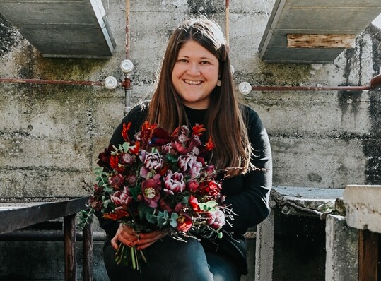 Anina Bigler ist Inhaberin des Blumengeschfts "Bltenhandwerk" in Frutigen in der Schweiz. DieFloristmeisterin hat den Laden direkt 
nach ihrem Abschluss an der Academy of Flowerdesign 2021 bernommen.