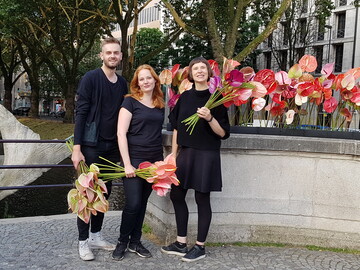 Entworfen und realisiert wurde das florale Kunstwerk von der vielfach ausgezeichneten Floristin Susanne Schmitt (r.) und ihrem Team.