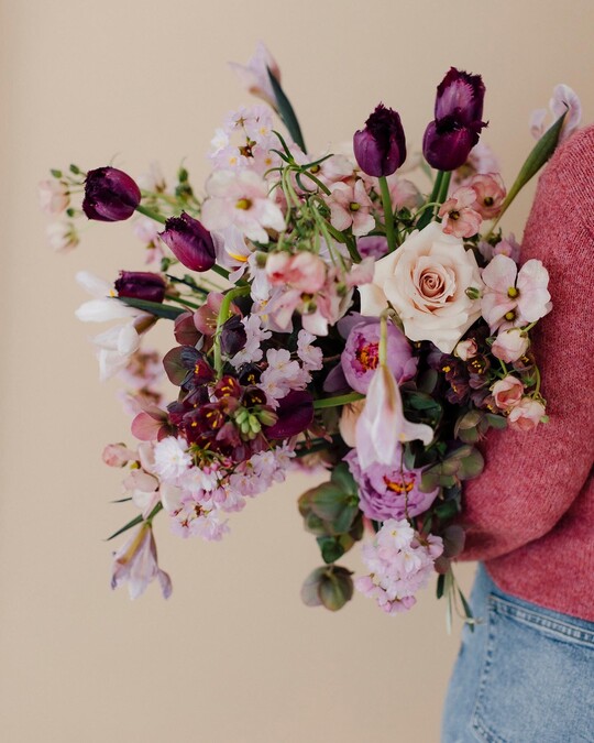 Fr die vierte Ausgabe unserer #florierenchallenge hatten wir uns einfallsreiche Osterstrue gewnscht. Knapp 50 Strue wurden mit dem Hashtag gepostet. Die meisten Likes sammelte Markus Bopfinger, Inhaber von "Blumenfenster" Dachau."Das ist der Frhling, tolle Blumen und Kirschbltenzweige", erklrt Markus Bopfinger (blumenfenster_dachau) zu seinem Strau. Die typischen wei-gelben Strue mag er nicht, viel lieber sind ihm rosa lila Farbtne.