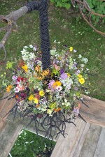 Arrangement "aufgehängt"