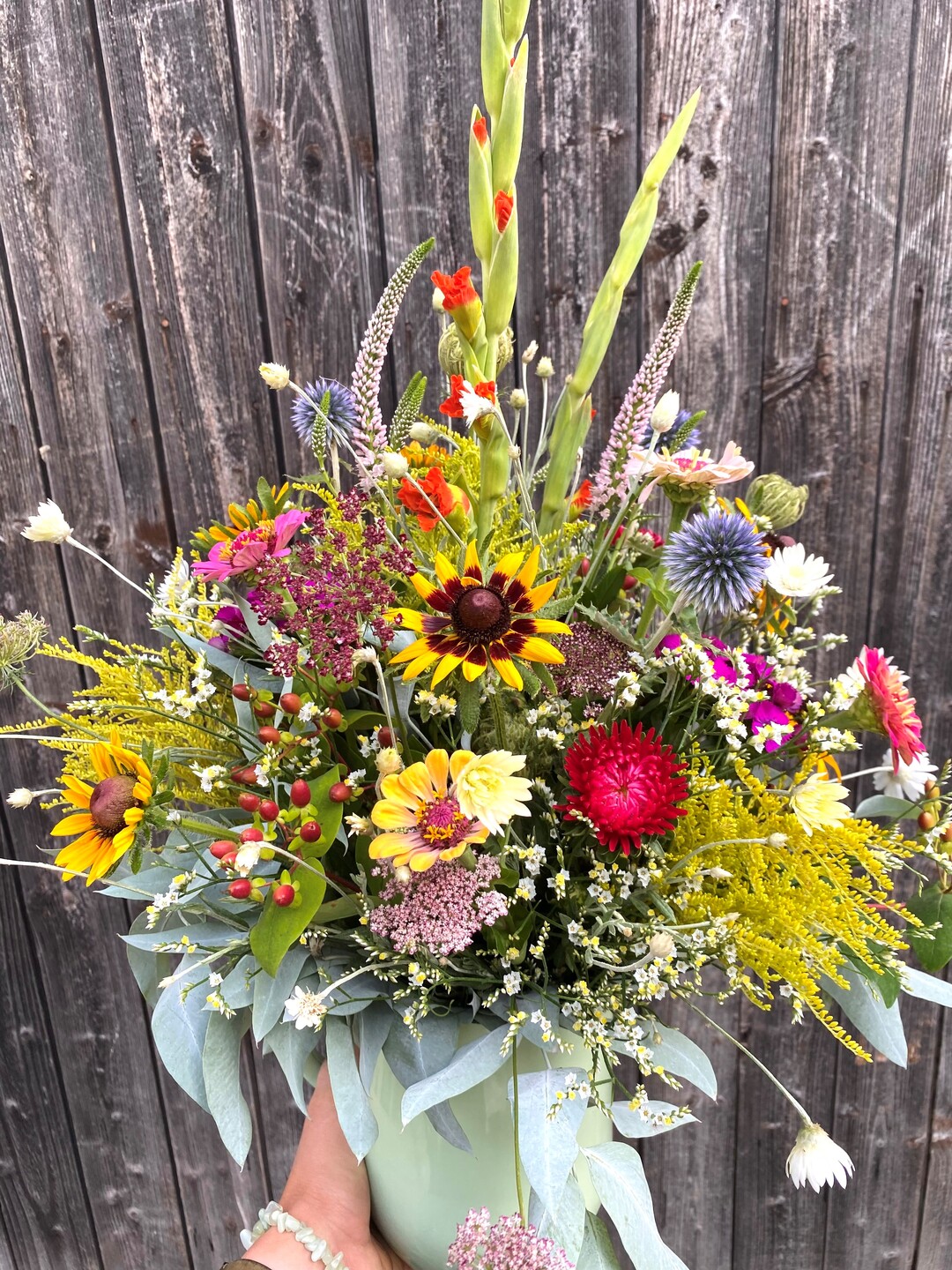 Im August hatte eine Hitzewelle Deutschland fest im Griff. Das Thema unserer #florierenchallenge lautete deshalb: Wie animiert ihr eure Kunden im Hochsommer zum Blumenkauf? Die meisten Likes sammelte Ulrike Schreiter (die_kleine_gaertnerin). 2019 hat sie die Grtnerei ihrer Eltern im schsischen Striegistal bernommen  eine reine Produktionsgrtnerei ohne Endverkauf. Um die Grtnerei rentabel betreiben zu knnen, fokussiert sich die Floristin auf das Endkundengeschft, liefert auf Bestellung und verkauft auf Wochen- und Kunsthandwerksmrkten die selbst produzierten Blumen und Pflanzen und floristische Werkstcke, vor allem Krnze.