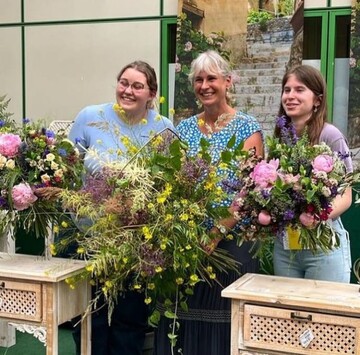 Die jubelnden Siegerinnen (v.l.): Betty Leuteritz, Blumen Mende in Dresden (2. Platz), die Gewinnerin Christina Eichler, FleuraMetz Deutschland, Angelina Rivero, Grtnerei Gruschwitz in Neustadt/Saale (3.Platz).