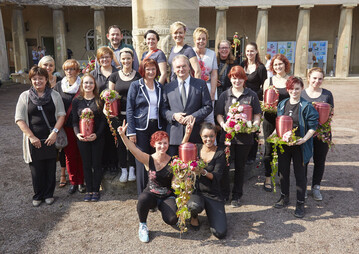 Gruppenbild mit Azubis, den Fachjuroren Victoria Salomon, Thorsten Wsthaus und Cornelia Pommerenke sowie Dr. Reiner Haseloff, Ministerprsident von Sachsen-Anhalt. 