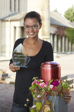 Josephine Diallo, die Siegerin des diesjährigen Azubi-Cups in Halle, gestaltete die kreativste und handwerklich beste Urne.
