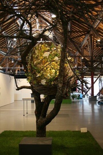 "Das Wunder der Geburt" - Bayha fertigte ein aus Weide geflochtenes Nest als Ort der Geburt, in dem,
geschtzt und geborgen, das Ei liegt. 
Aus dem Ei brechende Orchideenrispen symbolisieren
den Aufbruch in das neue Leben.