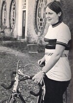 Keetie van Oosten-Hage wurde vor 56 Jahren zum ersten Mal niederländische Radsportweltmeisterin und gewann danach viele nationale und internationale Titel. Sie legt vor der Tour am 9. August symbolisch die letzten Blumen am Mosaik ab.