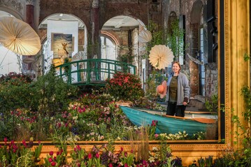 Bea Berthold, Grafikdesignerin und Projektleiterin prsentiert die Szene Der Maler als Grtner  Monets Seerosenteich in der Frhlingsblumenausstellung Dresdner Frhling im Palais 2023. Ab morgen drfen Besucher sich an dieser Position als Teil des Bildes fhlen und fotografieren.