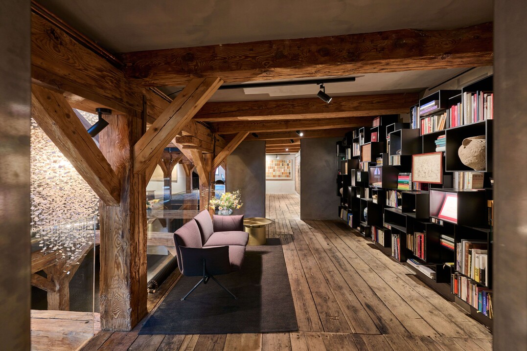 Blick aus dem Kabinett" in eine Bibliothek mit antiken Urnen, Kunstgegenstnden und Bchern.
Links die groe Lichtskulptur der Halle.