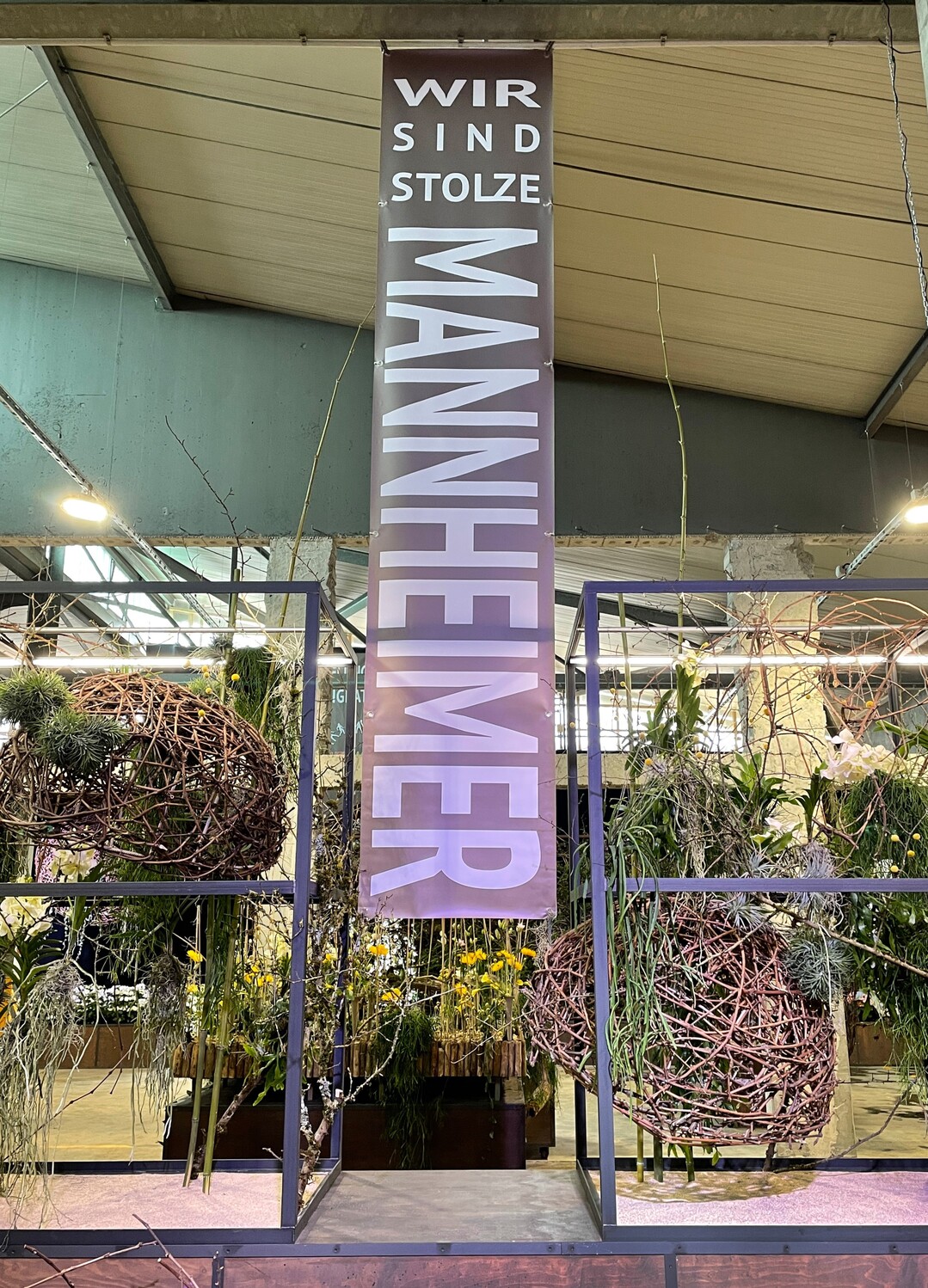 Gestaltung der Halle mit Schriftzgen