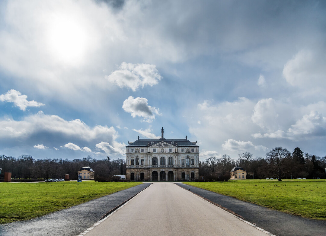 Mit der Schau knpfen die Veranstalter an eine groe Tradition an: Die opulenten Blten-, Pflanzen- und
Frchteschauen im Palais im Groen Garten waren einst weltberhmt. Sie begrndeten vor
etwa 200 Jahren den Ruf der Elbestadt als europisches Zentrum der Gartenkunst. Schon damals
wurden bei den Internationalen Gartenbauausstellungen Pflanzen in Bildern arrangiert und
floristische Arbeiten prsentiert. Im Jahr 2006, aus Anlass der 800-Jahr-Feier der Stadt, wurde der
Dresdner Frhling im Palais erstmals in seiner heutigen Form veranstaltet.