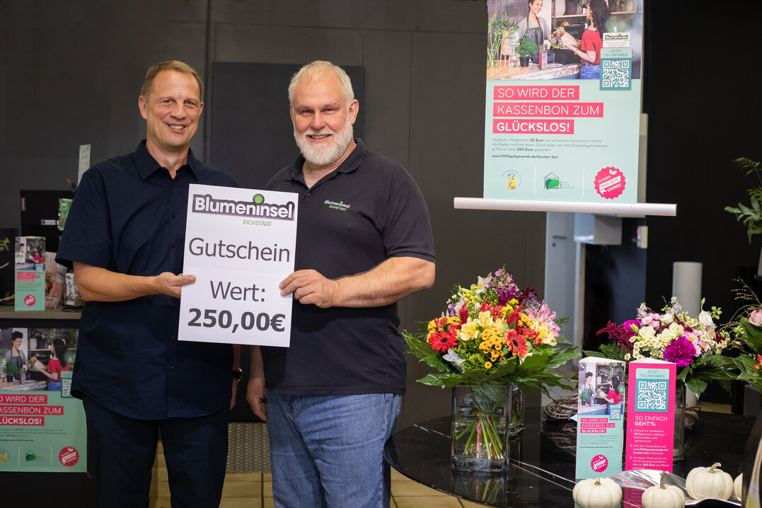 Gewinner Arno Engemann (links) und Michael Eichstädt, Inhaber der Blumeninsel Eichstädt in Viersen